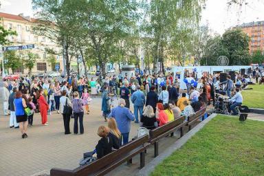  Арт-галерея под открытым небом: на площади Якуба Коласа откроется ежегодный проект «Художник и город»