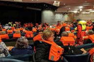 Пассажиров потерпевшего бедствие лайнера пригласили в новый круиз