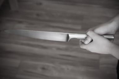 В Лиде 18-летний парень ранил ножом незнакомца