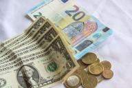 Житель Лиды украл 100 долларов из открытого автомобиля