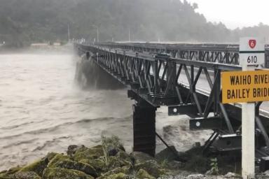 Сильный шторм смыл бетонный мост в Новой Зеландии