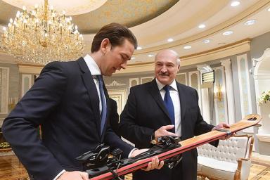 Федеральный канцлер Австрии подарил Лукашенко лыжи
