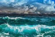 Турист свалился за борт в шторм и выжил благодаря джинсам