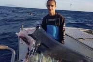 Рыбак выловил 100-килограммовую откушенную голову акулы