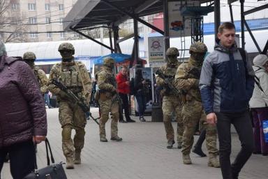 Спецназ, боевые машины и беспилотники выведены на улицы городов Украины перед выборами