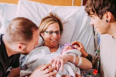 61-летняя американка стала суррогатной матерью для ребенка своего сына-гея