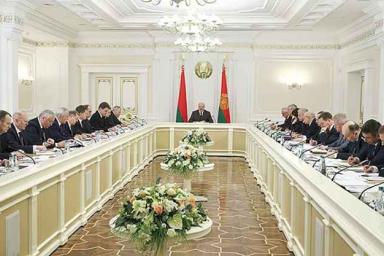 «Люди хотят каждый день кушать и во что-то одеть детей»: Лукашенко собрал совещание по региональному развитию