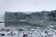 Обвал ледника едва не смыл туристов в океан