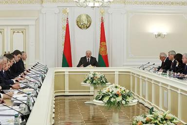Лукашенко: значительная часть белорусских предприятий по-прежнему работает с убытками