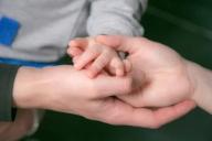 Мужчины-близнецы отказались признаться, кто из них отец ребенка. Платить алименты будут оба