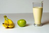 Врачи рассказали, почему на ужин не стоит употреблять сыр и бананы