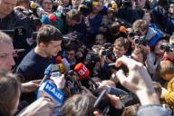 Для проведения дебатов Зеленский ждет от Порошенко извинений