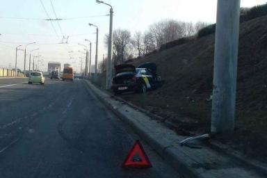 В Минске такси вылетело на обочину и врезалось в столб