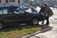 В Гомеле автомобиль внезапно пересек 3 ряда и выскочил на тротуар