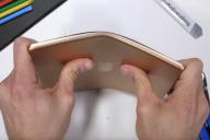 Видео: iPad mini согнули, но он продолжал работать