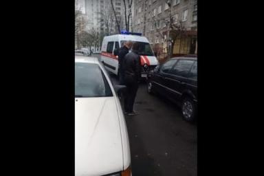 В Минске принципиальный водитель VW на 20 минут задержал скорую во дворе