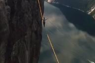 Спортсмен прошёл по канату на высоте одного километра