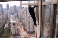 Грабитель пытался сбежать от полиции через окно на 22-м этаже