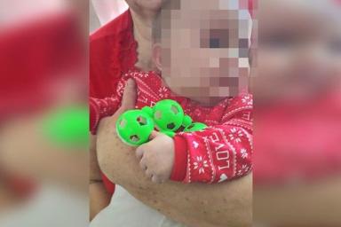 В Минске спасатели помогли младенцу, у которого застрял палец в игрушке