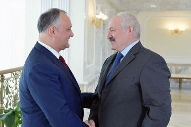 Лукашенко попросил Додона передать привет друзьям в России