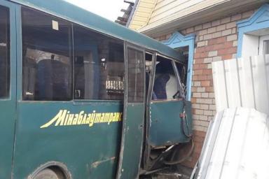 Рейсовый автобус въехал в частный дом под Борисовом