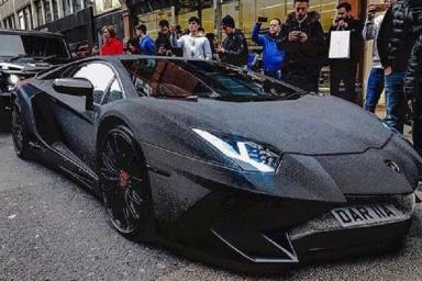 Девушка из РФ  украсила свой новый Lamborghini 2 млн кристаллов Swarovski