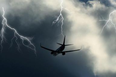 Молния ударила в самолет при посадке в Шереметьево