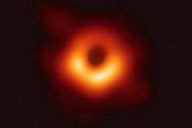 Ученые впервые в истории показали снимки черной дыры