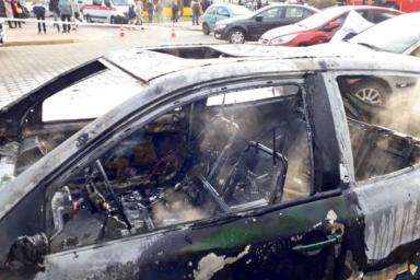 В Минске возле здания банка огонь повредил три машины