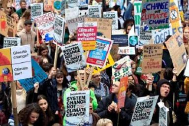 Школьники и студенты устроили забастовку против изменения климата