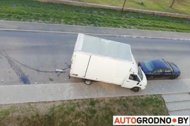 Приключения пьяного водителя в Гродно: вытолкнул грузовик на обочину, скрылся и возле дома разбил Renault соседа
