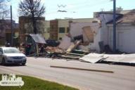 Снос гаражей в Гродно едва не привел к трагедии. Стена рухнула на тротуар и остановку