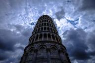 Студентка хотела сделать селфи и упала с 12-метровой башни