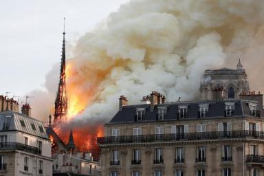 Обрушился шпиль горящего собора Парижской Богоматери