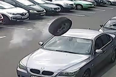 Отвалившееся от машины колесо влетело на стоянку в Минске