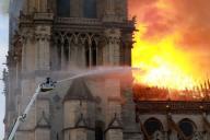 Названы спасенные из пожара в Нотр-Дам-де-Пари реликвии