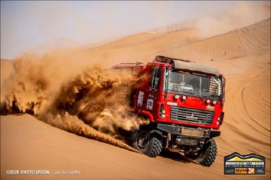 Белорус Вязович на МАЗе лидирует в песках Марокко