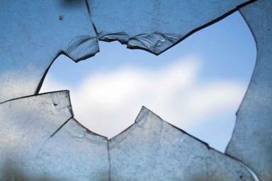 Могилевчанин разбил соседское окно, перепутав его со своим
