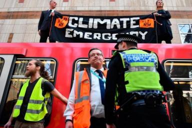 Мужчина приклеил себя к поезду метро, протестуя против изменений климата