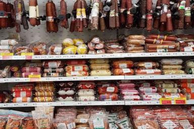 В Жлобине оштрафовали две семейные пары, которые перебрасывали мясо через забор предприятия