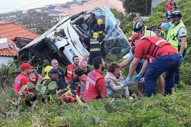 На Мадейре автобус рухнул со склона: 29 туристов погибли 
