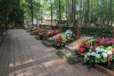 Минприроды: Пластиковые цветы на кладбищах – это настоящая экологическая беда