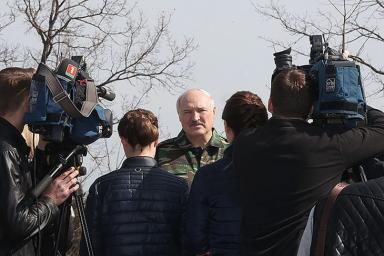 Надо отдать дань уважения тем, кто там лежит – Лукашенко высказался о Куропатах