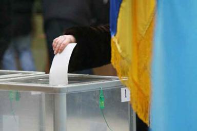Киевляне активно голосуют, обсуждая ночное заседание суда о снятии Зеленского с выборов