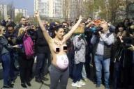 Активистка Femen разделась возле участка, где голосовал Зеленский