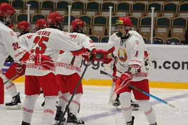 Белорусы сыграют с Россией в четвертьфинале юношеского ЧМ по хоккею