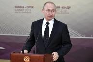 Путин удивился реакции Киева на выдачу паспортов жителям Донбасса