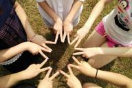 Почти 60 % россиян назвали белорусов лучшими друзьями