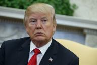 Пьяный мужчина метнул в Трампа смартфон прямо во время выступления 