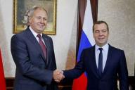 О чем будут говорить Румас и Медведев в Ереване